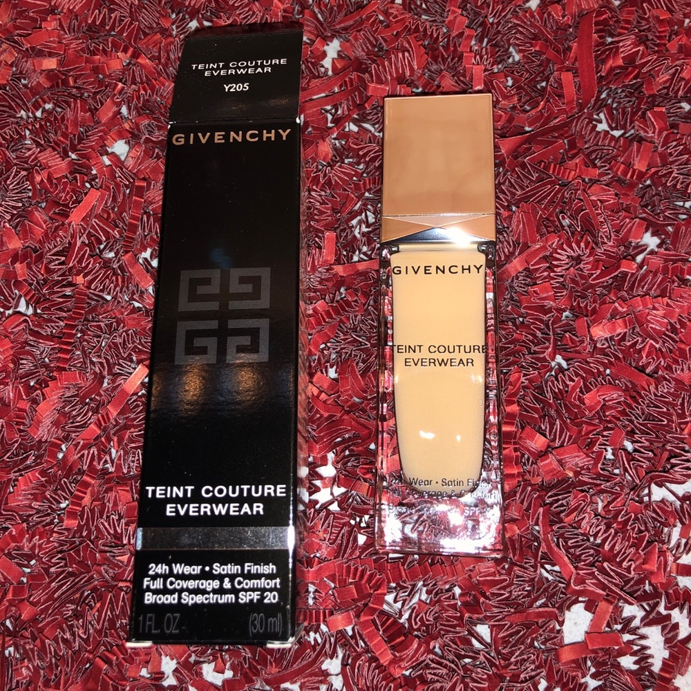 Y205 - Givenchy Tient Couture Everwear Foundation